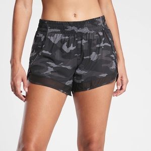 Athleta Printed Mesh Racer Run 4in shorts size M